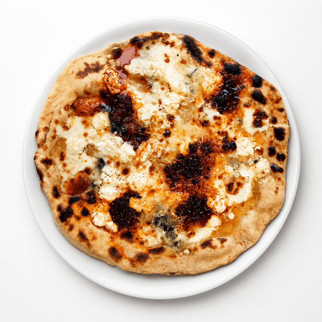 Pizza de sobrasada y miel con tres quesos: escamorza ahumada, queso de cabra y Roquefort, con miel de romero y ralladura de limón