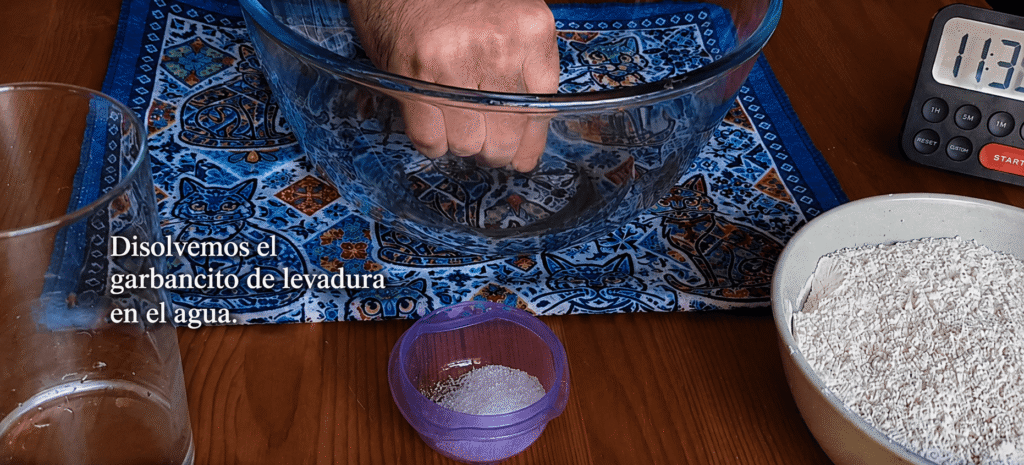 Ingredientes pesados para masa de pizza napolitana: harina, agua, sal y levadura