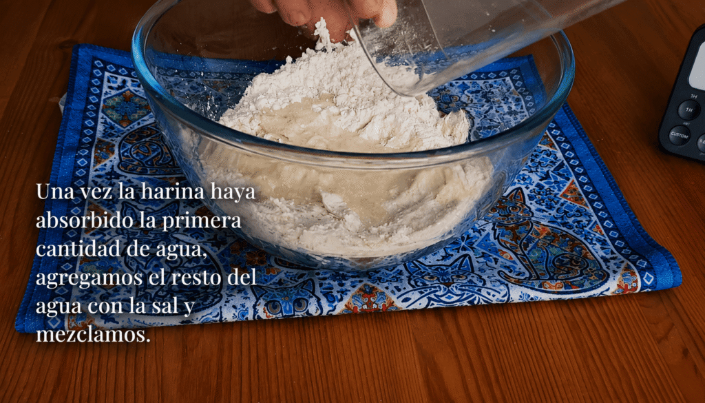 Mezcla de harina, agua y sal en el bol para la masa de pizza napolitana