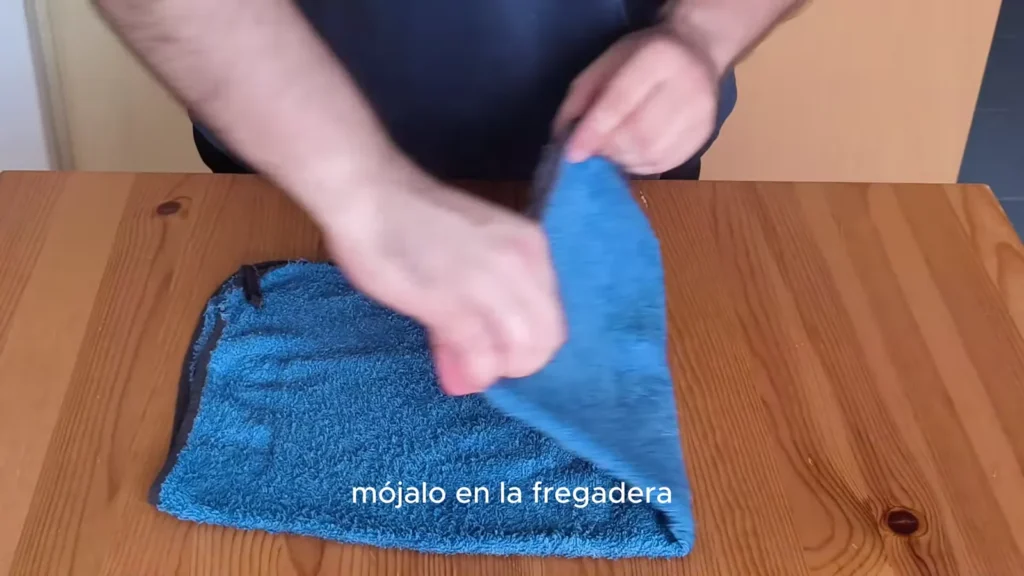 Borja moja y prepara un trapo azul para practicar el schiaffo napolitano sin utilizar masa
