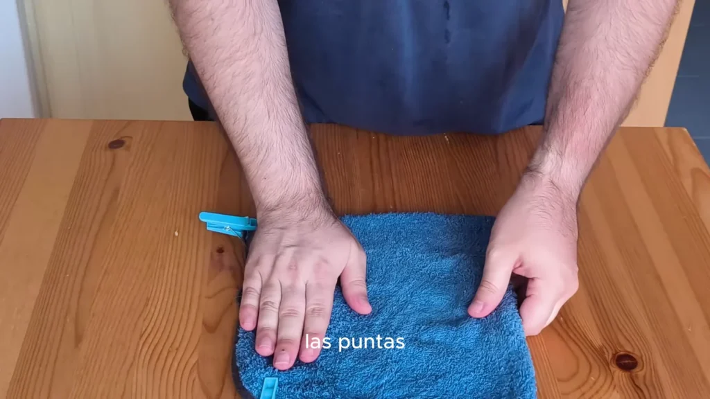 Trapo azul doblado con dos pinzas en las puntas para comprobar el giro del schiaffo napolitano