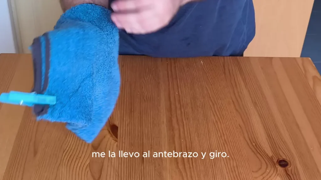 Trapo mojado pasando sobre el antebrazo durante el giro de 90 grados del schiaffo napolitano