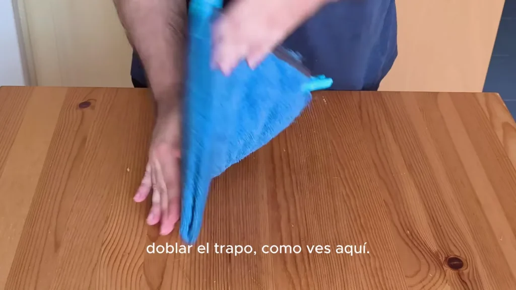 Trapo azul doblado para ganar densidad y simular mejor una masa de pizza durante el entrenamiento