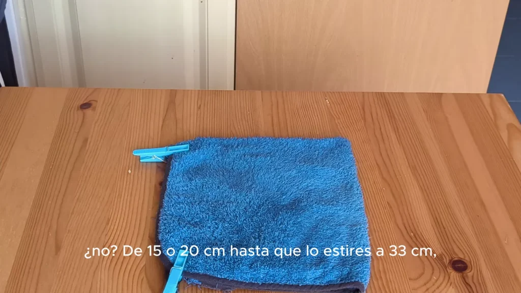 Trapo doblado formando un disco de entrenamiento de unos 15 a 20 centímetros con dos pinzas