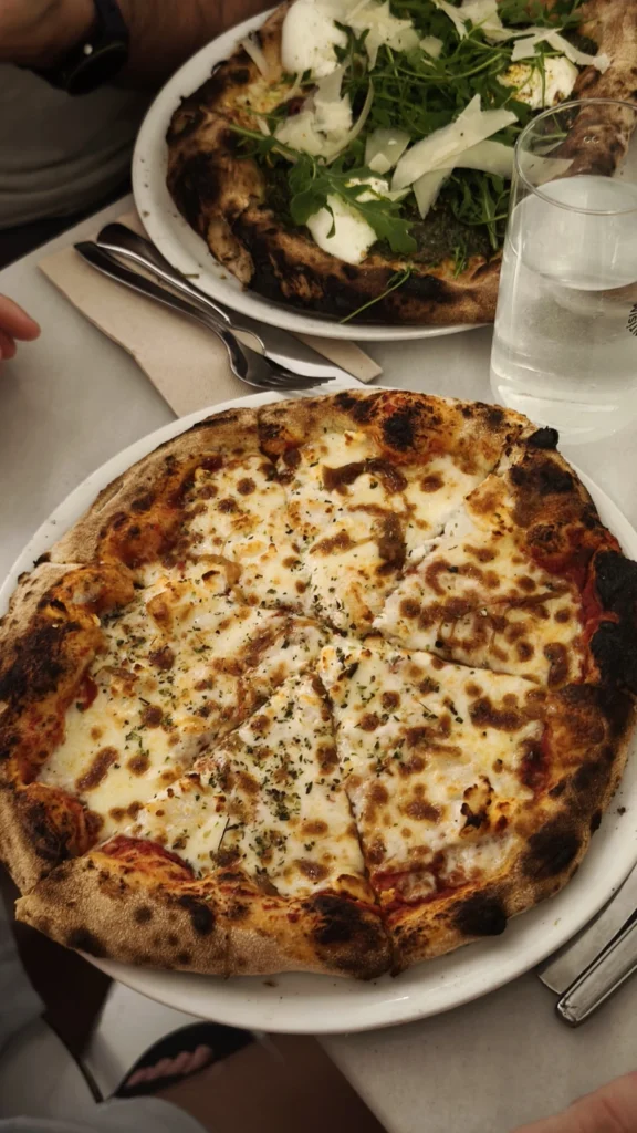 Pizza Cabra de Agarre Pizzería con queso cremoso y cebolla caramelizada