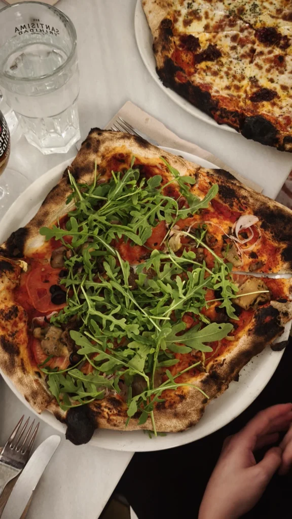 Pizza Vegana con verduras, aceitunas y rúcula