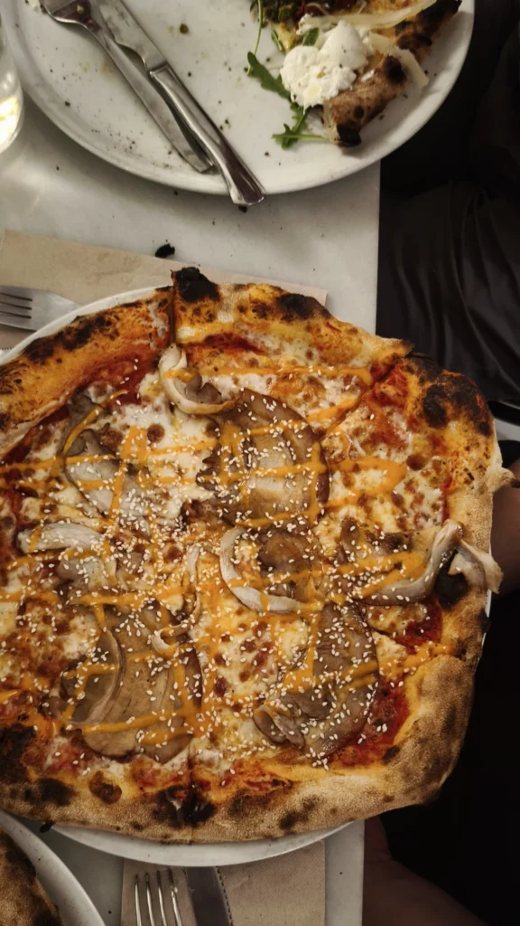 Pizza Japonesa con setas, cebolla, sésamo y salsa