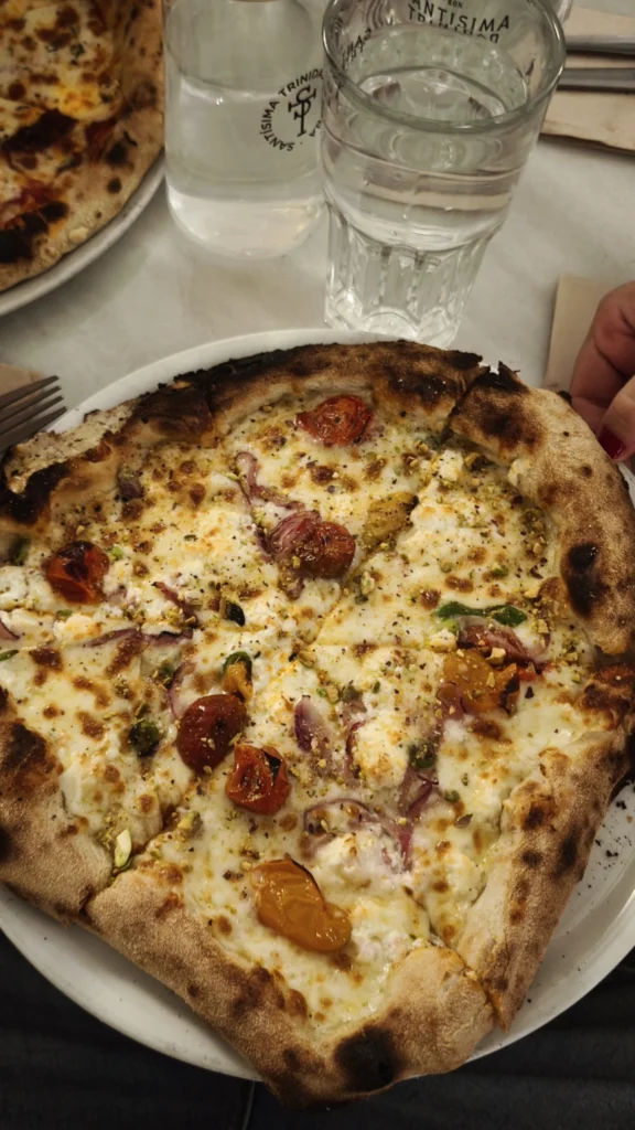 Pizza del mes de Agarre Pizzería con tomates cherry, guindillas, feta, cebolla morada y pistacho