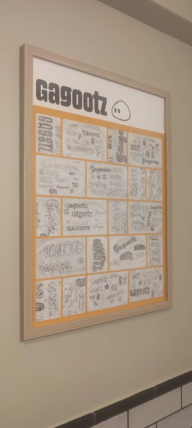 Lámina enmarcada con el nombre Gagootz y pequeñas ilustraciones