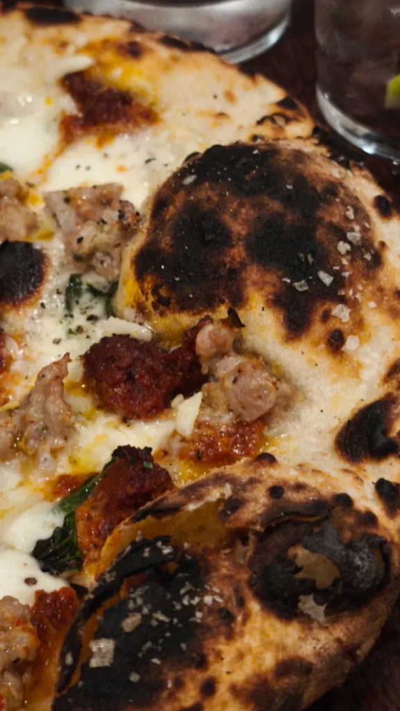 Primer plano del borde muy tostado de una pizza blanca de Gagootz