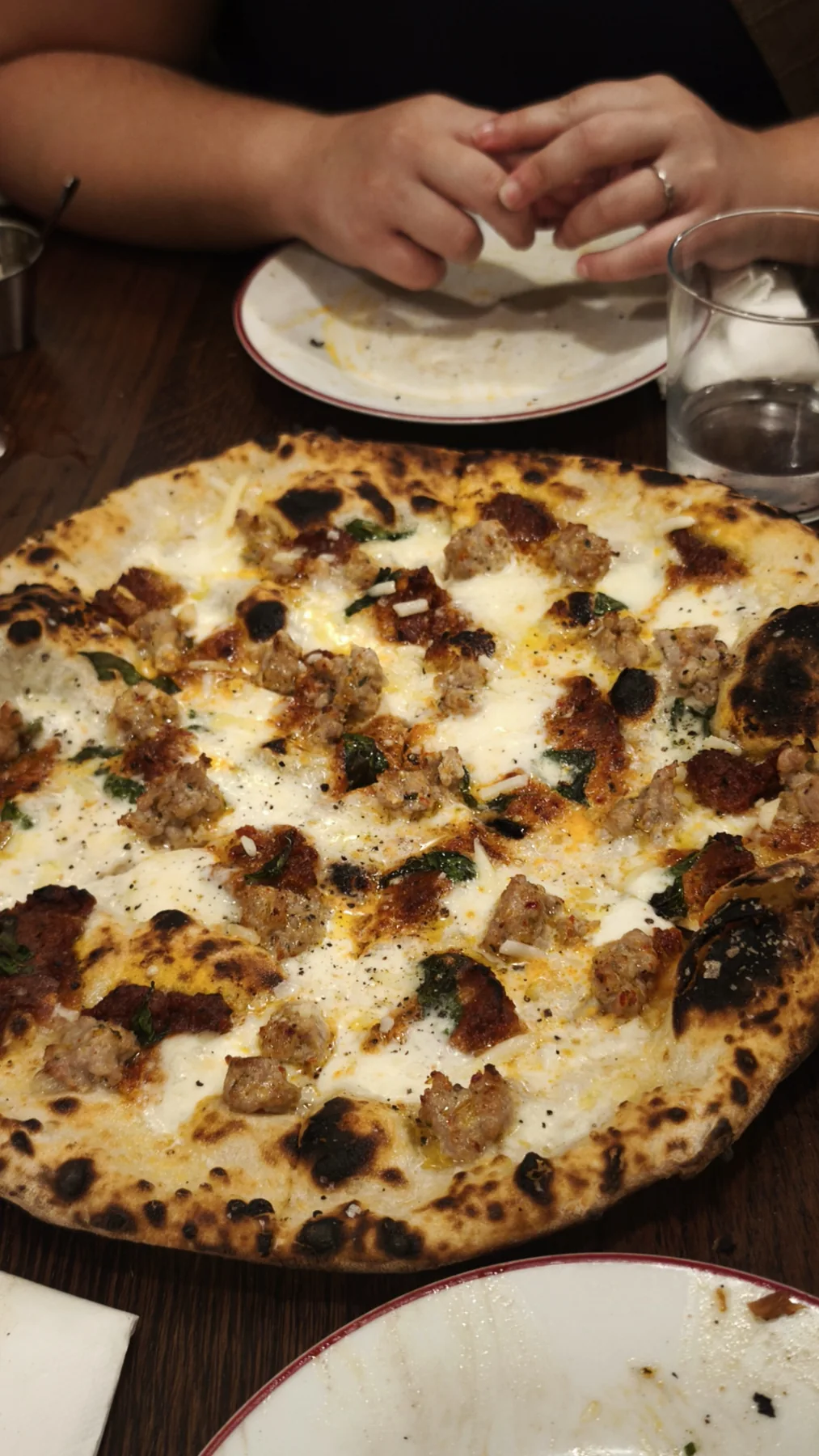 Pizza blanca de masa madre servida sobre la mesa en Gagootz