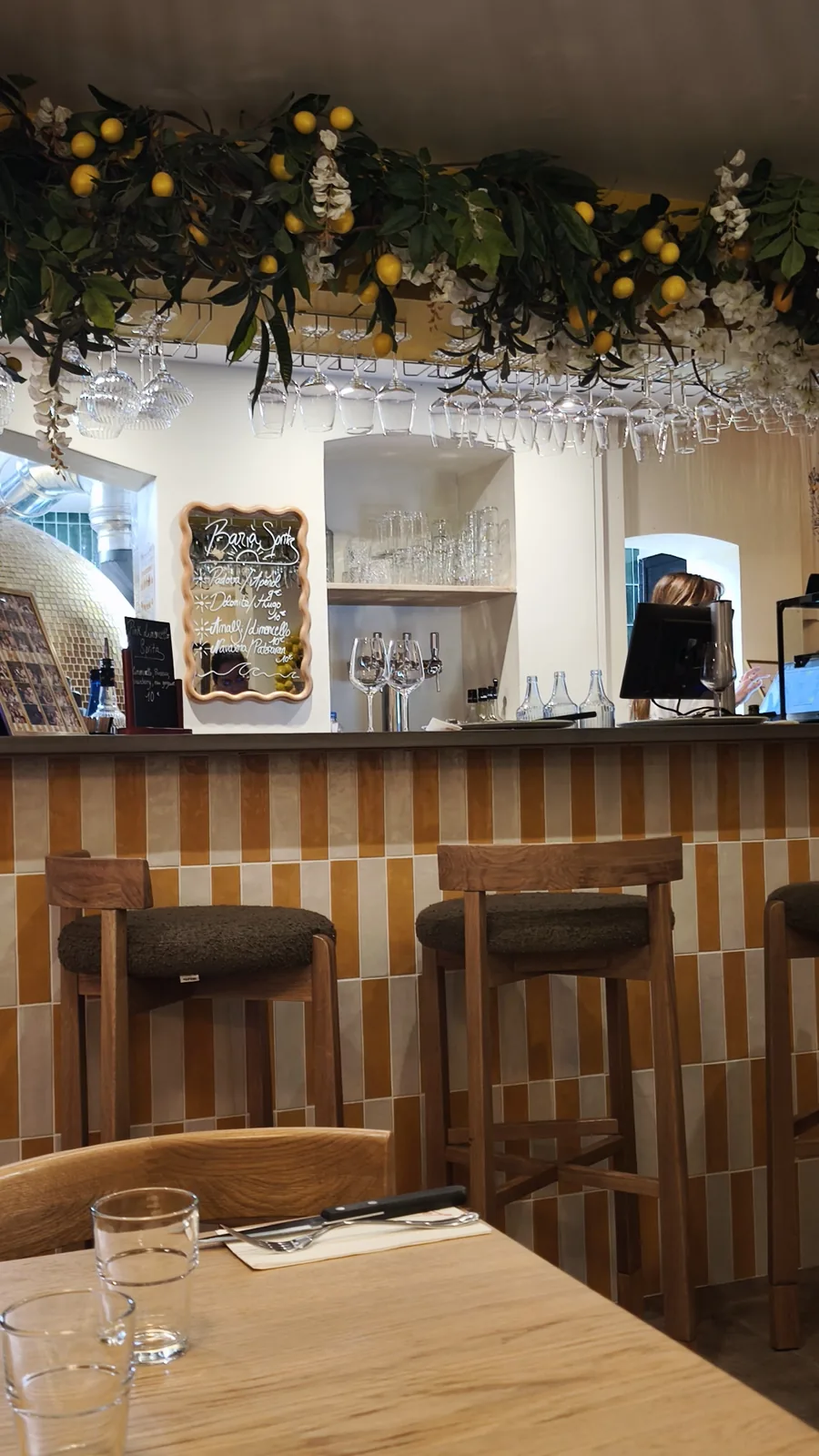 Barra y decoración del restaurante Loujo en Port-Vieux, Biarritz