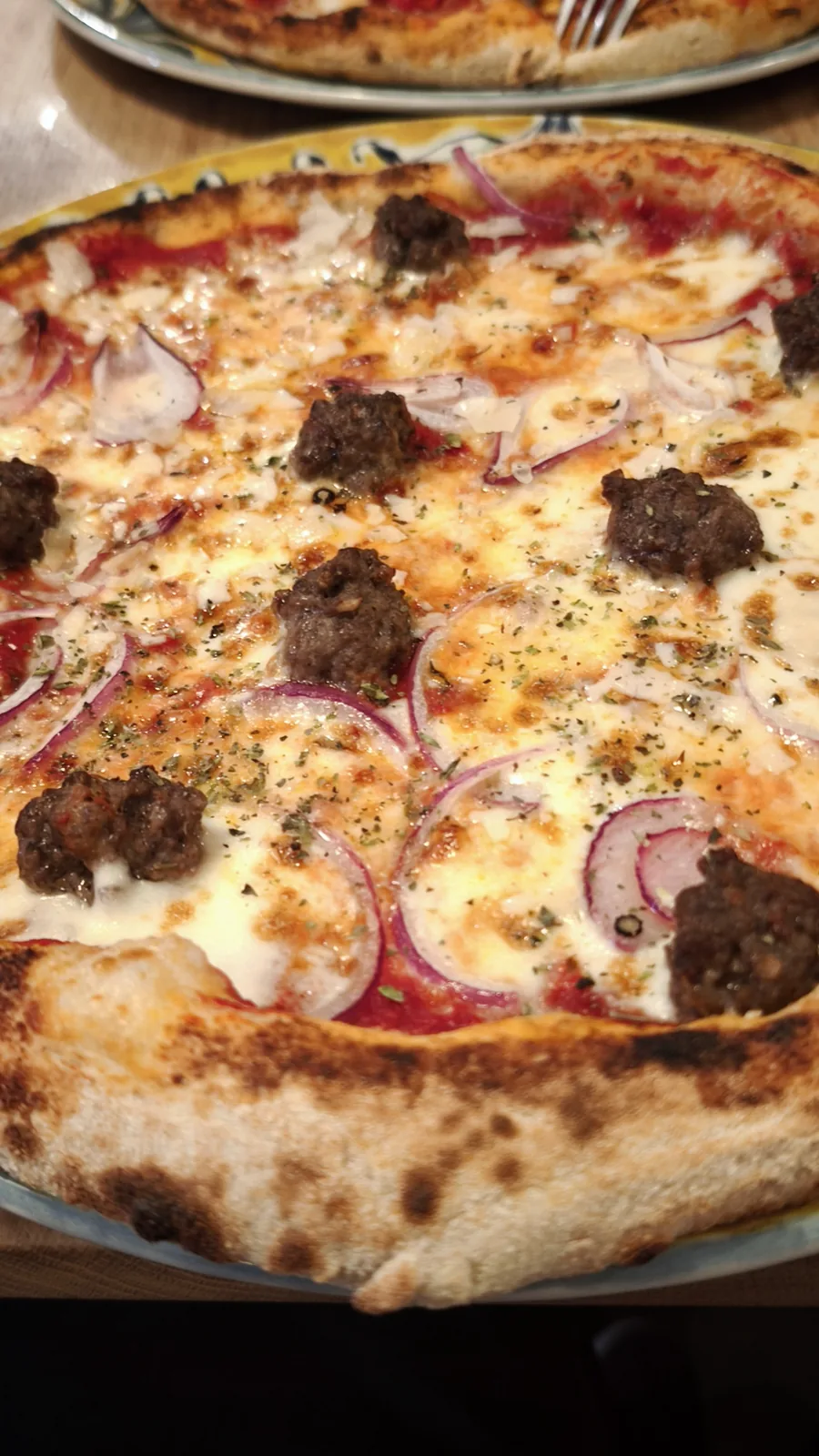 Primer plano de la pizza Emiliana de Loujo Biarritz