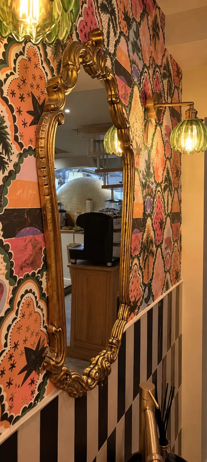 Espejo enmarcado y papel pintado en el restaurante Loujo Biarritz