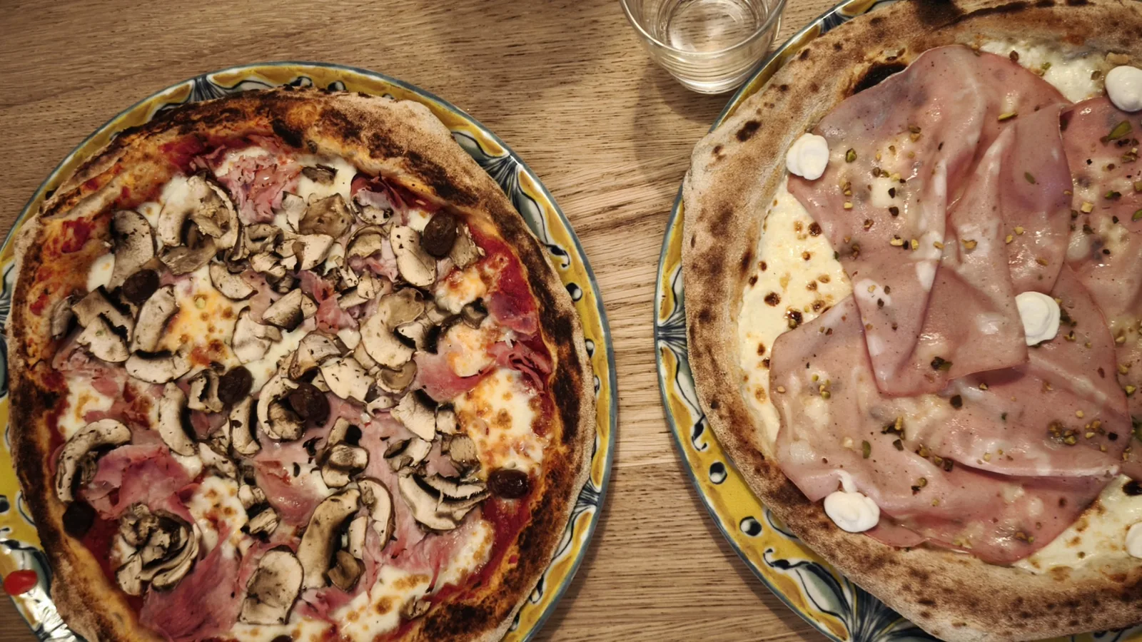 Pizzas Gigi con champiñones y Loulou con mortadela y pistachos en Loujo Biarritz