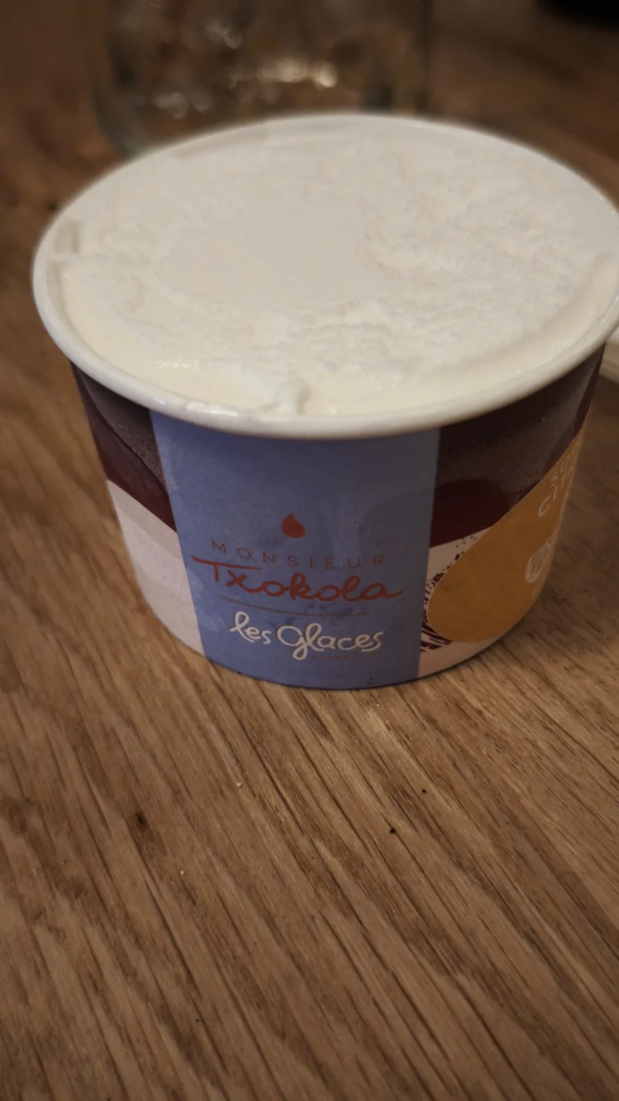 Tarrina de helado Monsieur Txokola servida en Loujo Biarritz