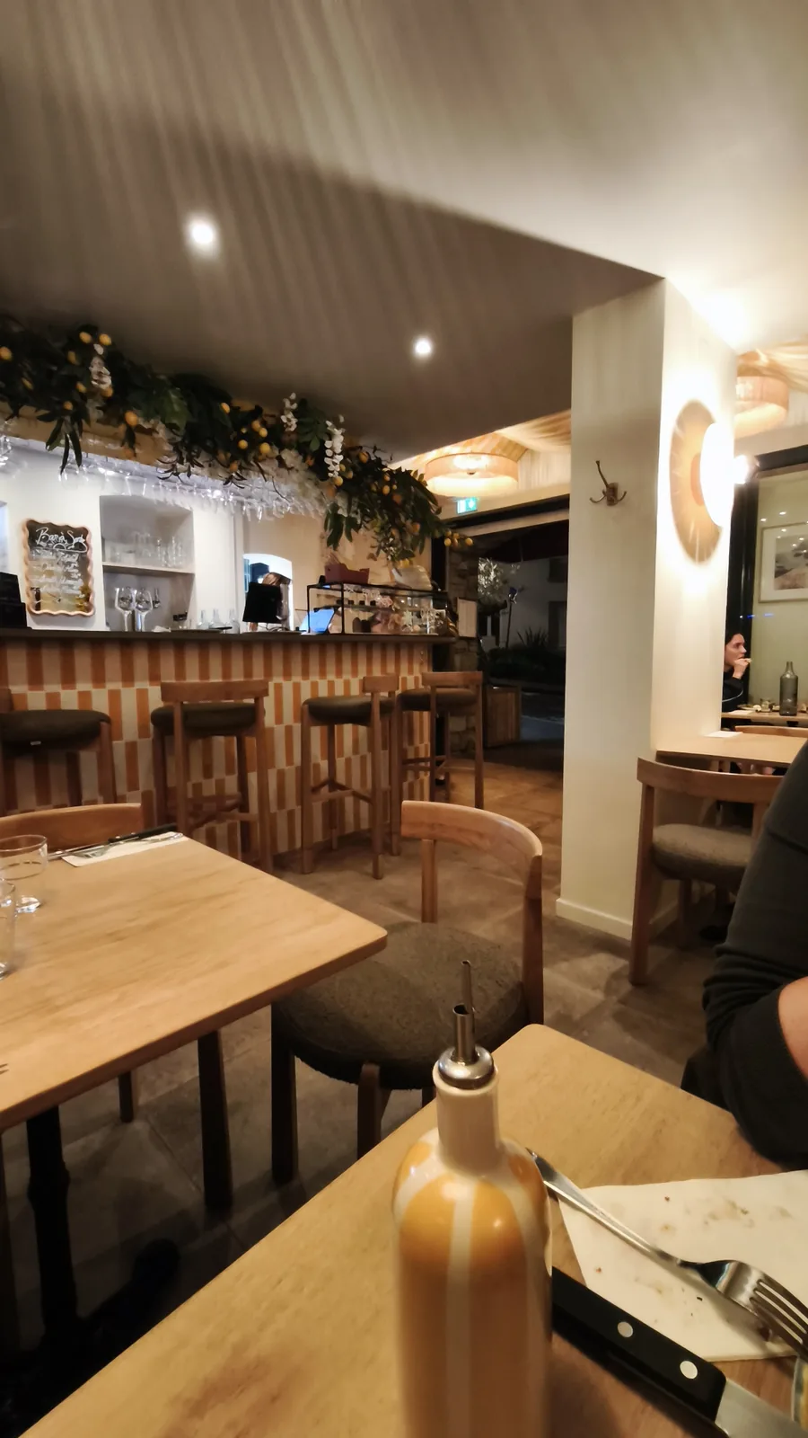 Mesas y barra del comedor de Loujo Biarritz