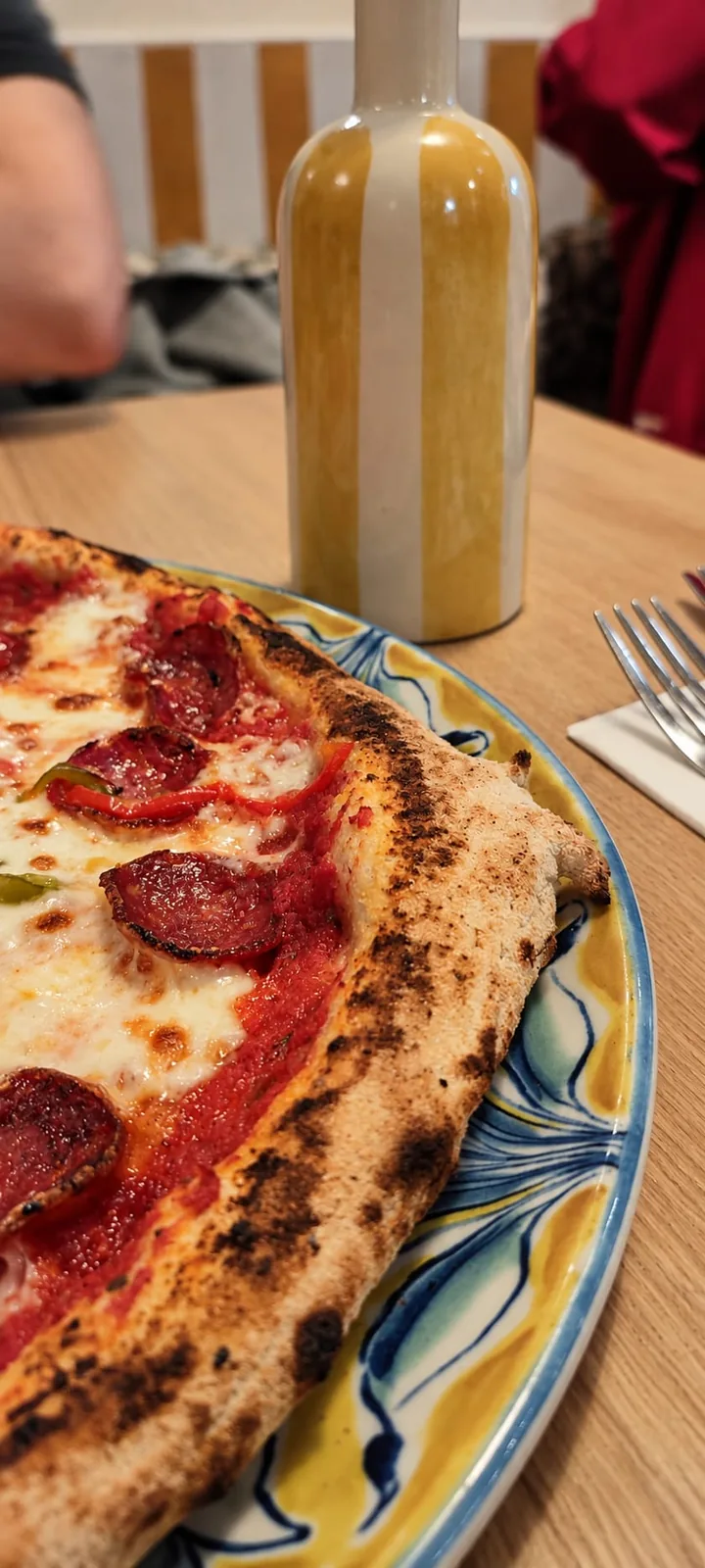 Primer plano de la pizza Peppe de Loujo Biarritz