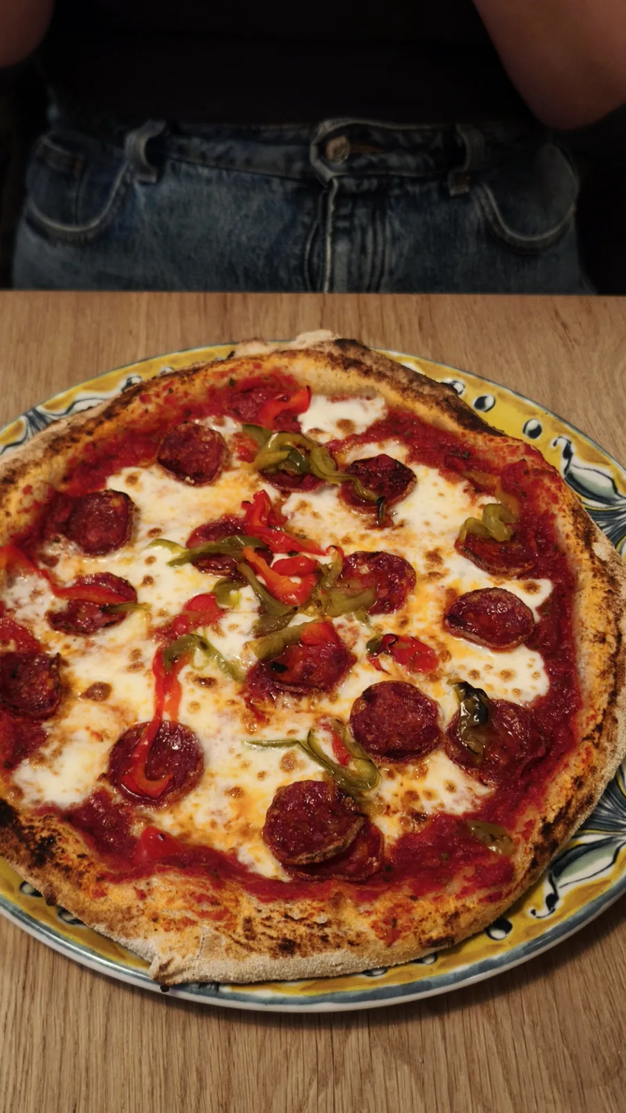Pizza Peppe entera en Loujo Biarritz con pepperoni y pimientos