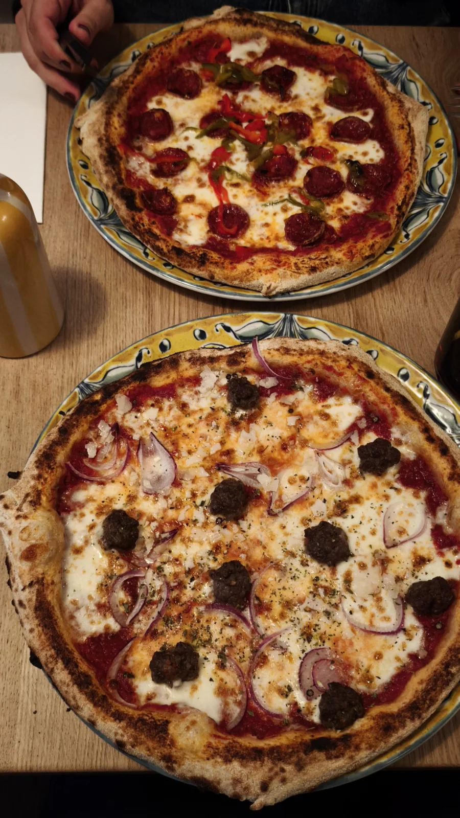 Pizzas Peppe y Emiliana de Loujo Biarritz, con pepperoni y polpette de parmesano