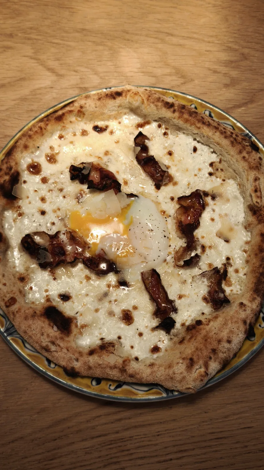 Pizza Giulia blanca de Loujo Biarritz con guanciale y huevo