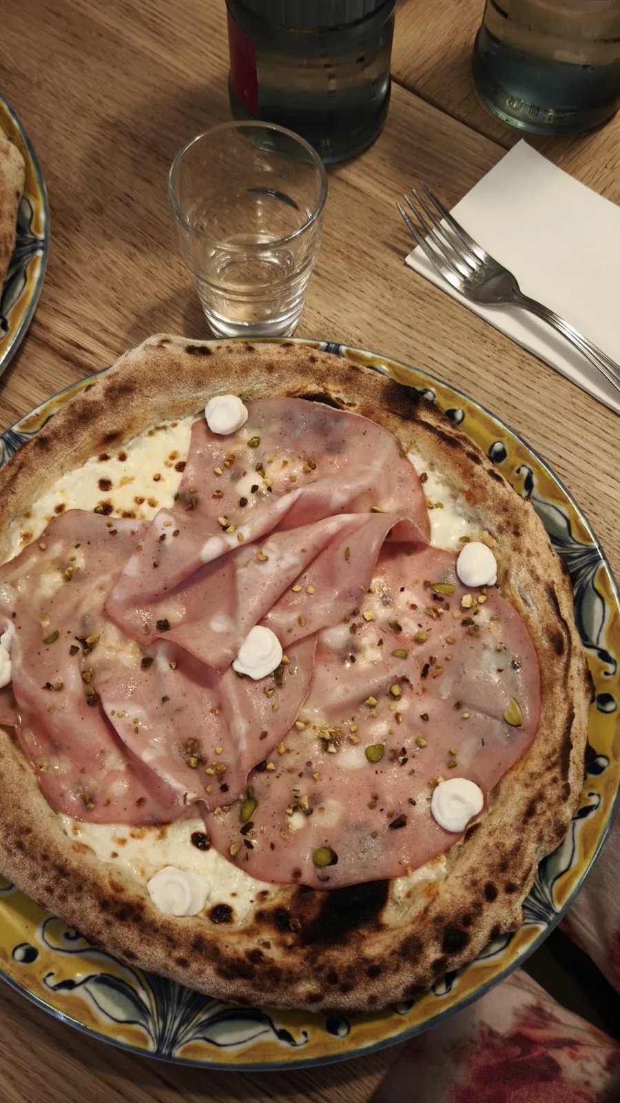 Pizza Loulou de Loujo Biarritz con mortadela, ricotta y pistachos