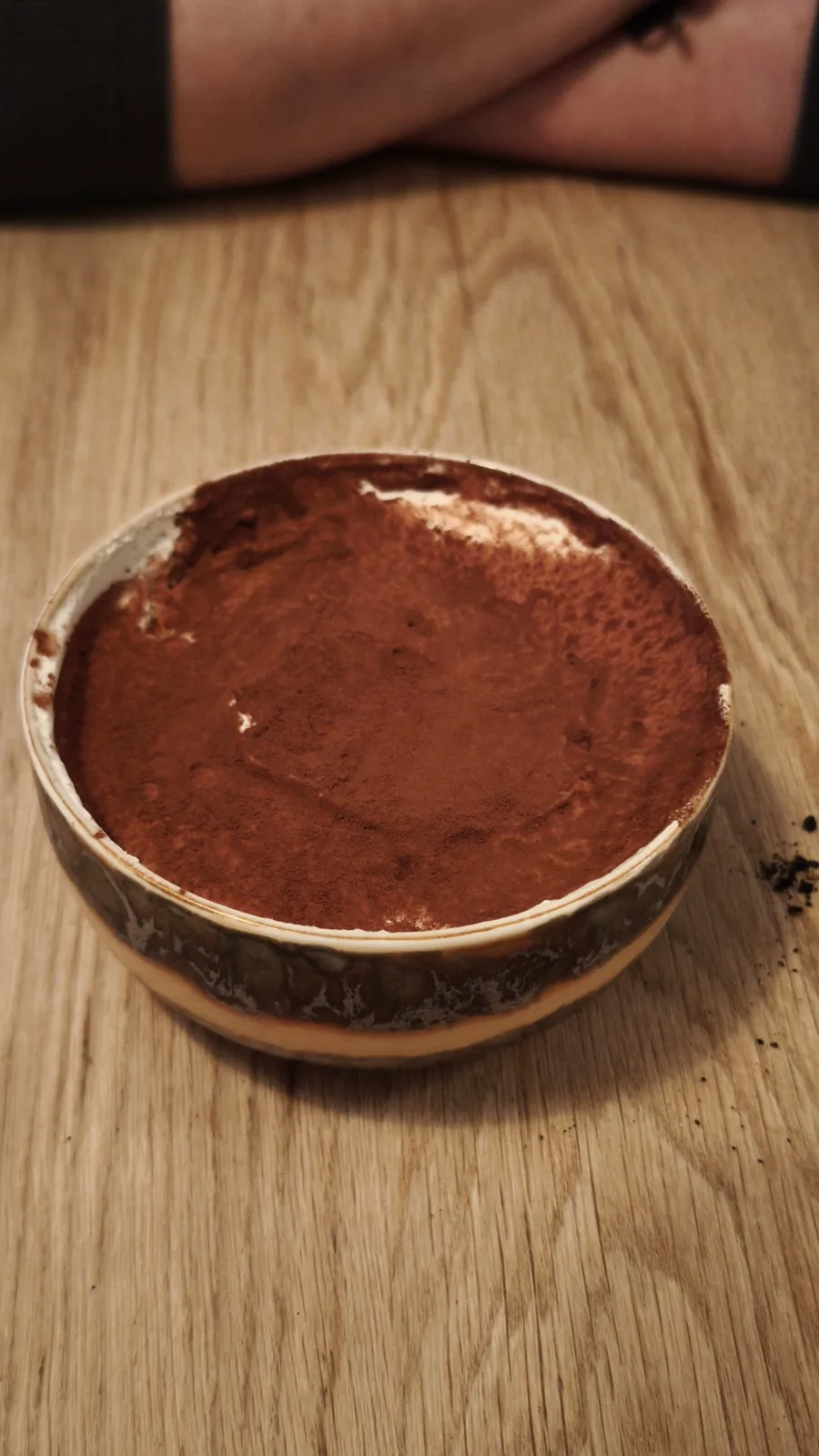Tiramisú casero servido en Loujo Biarritz