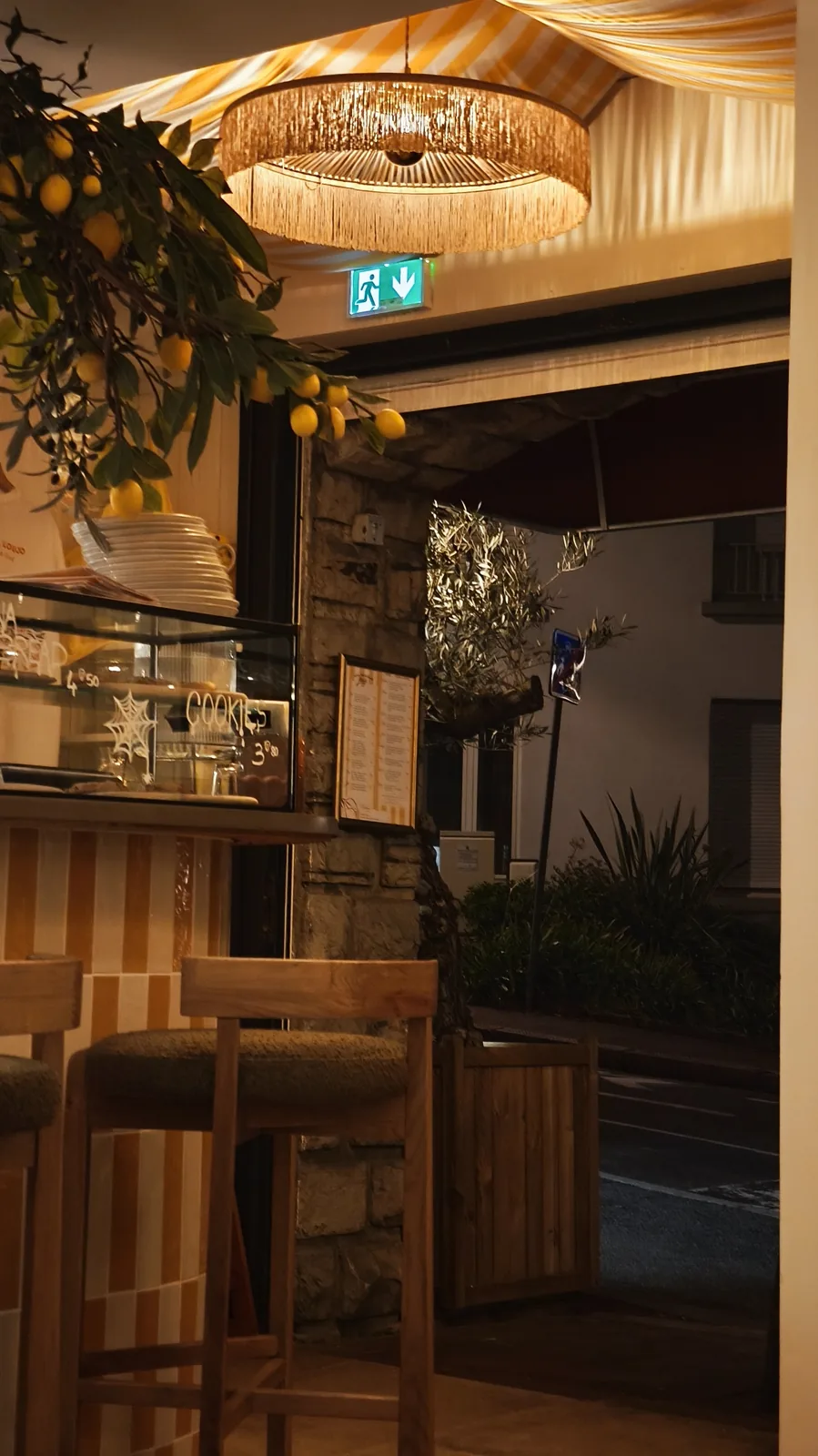 Zona cercana a la entrada de Loujo Biarritz con plantas y lámparas